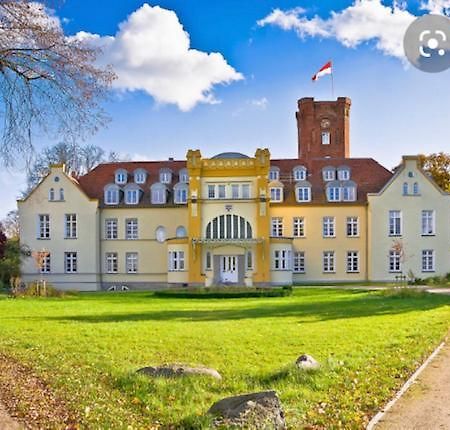 Schloss Lelkendorf Apartment Ulrichshusen Maisonette Fewo Mecklenburger Seenplatte mit Dachterrasse Exterior foto
