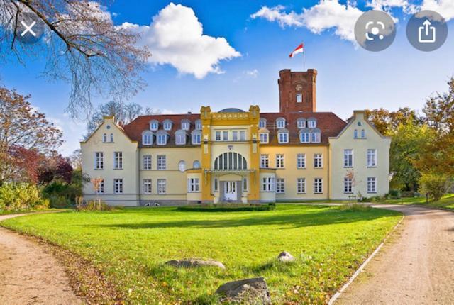 Schloss Lelkendorf Apartment Ulrichshusen Maisonette Fewo Mecklenburger Seenplatte mit Dachterrasse Exterior foto