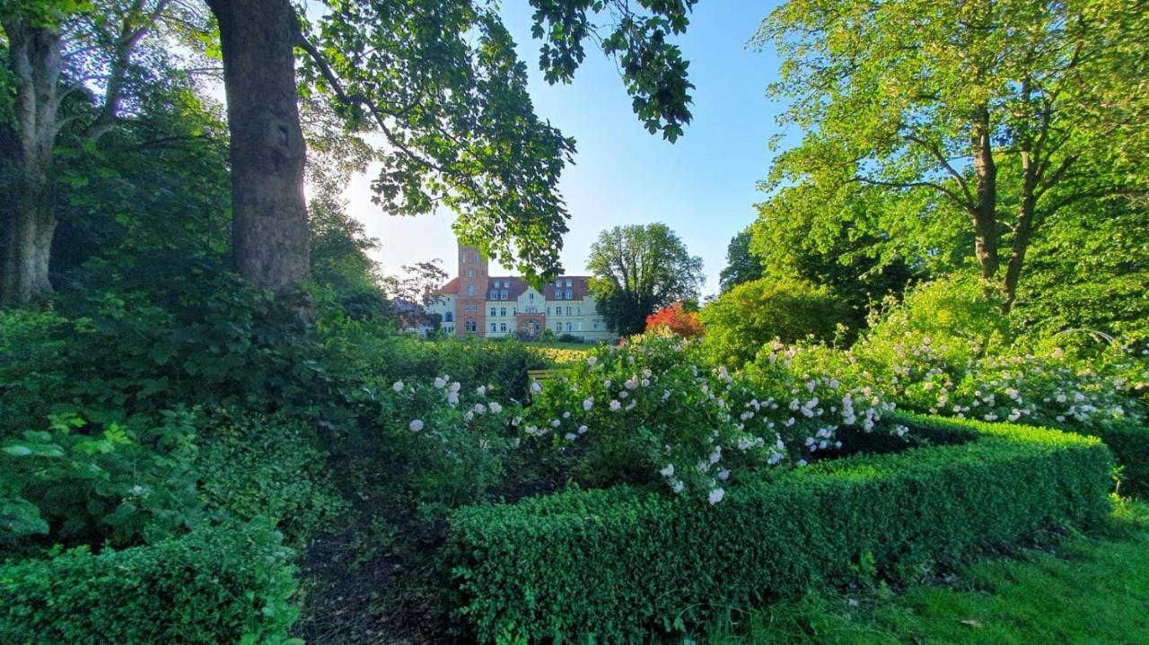 Schloss Lelkendorf Apartment Ulrichshusen Maisonette Fewo Mecklenburger Seenplatte mit Dachterrasse Exterior foto