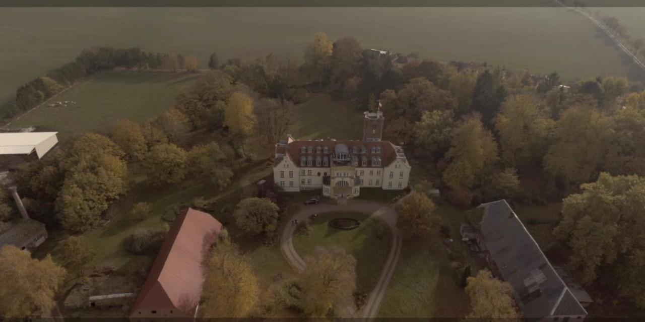Schloss Lelkendorf Apartment Ulrichshusen Maisonette Fewo Mecklenburger Seenplatte mit Dachterrasse Exterior foto